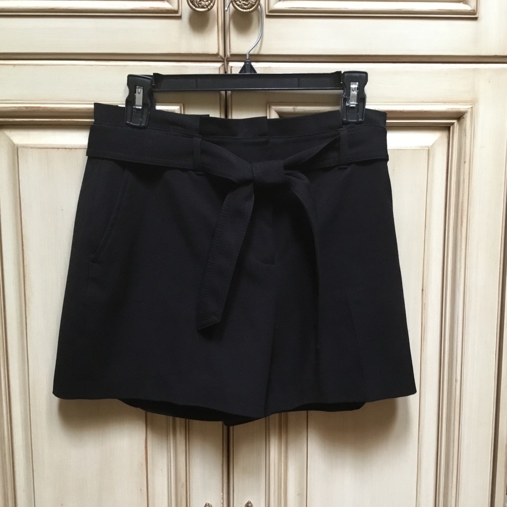 White House Black Market Black 5” Short